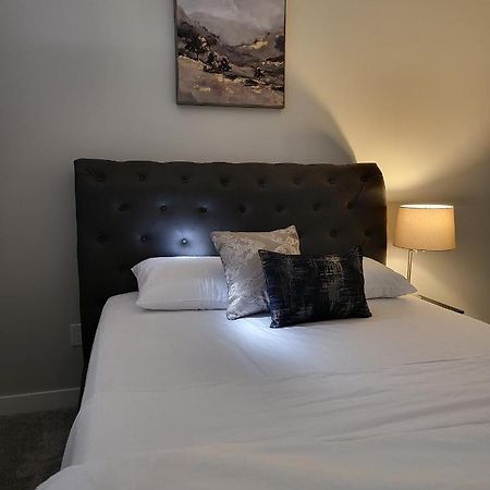 Luxury Suite In Calgary Nw ภายนอก รูปภาพ