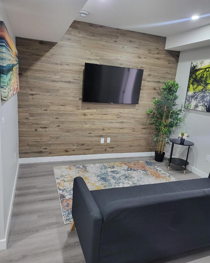 Luxury Suite In Calgary Nw ภายนอก รูปภาพ