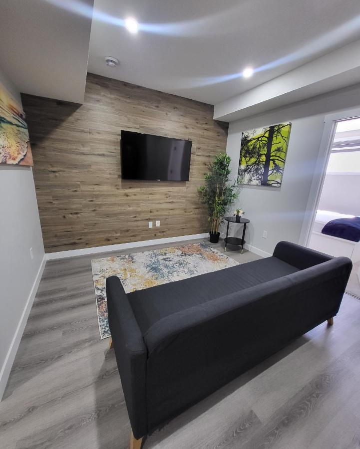 Luxury Suite In Calgary Nw ภายนอก รูปภาพ