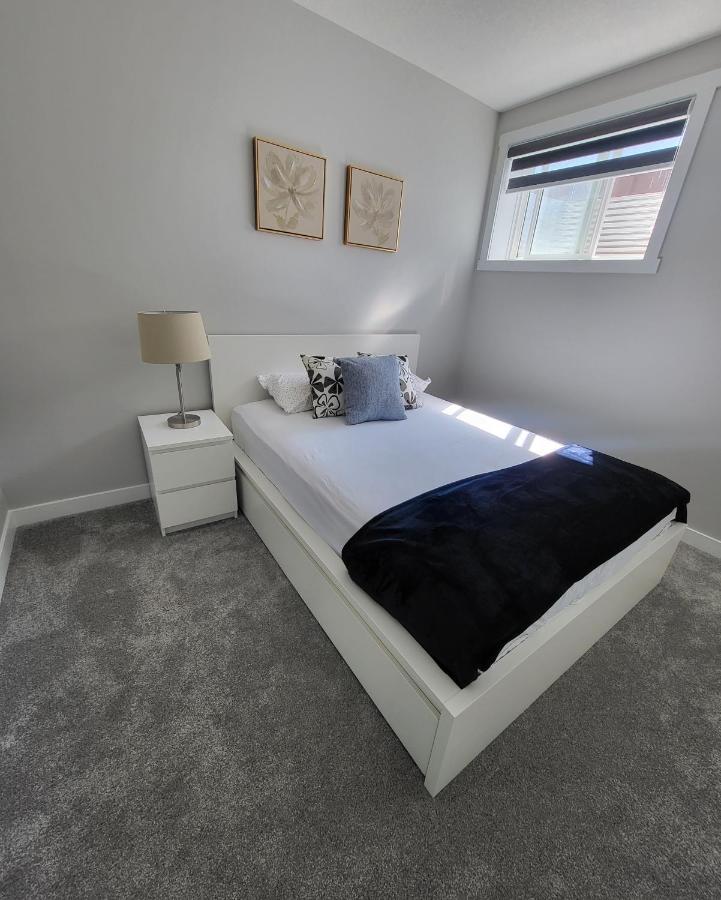 Luxury Suite In Calgary Nw ภายนอก รูปภาพ