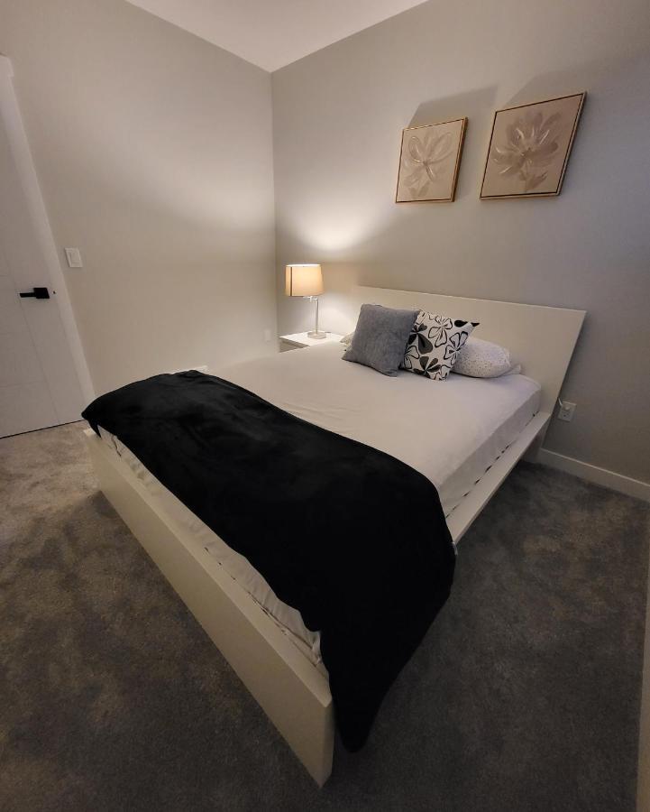 Luxury Suite In Calgary Nw ภายนอก รูปภาพ