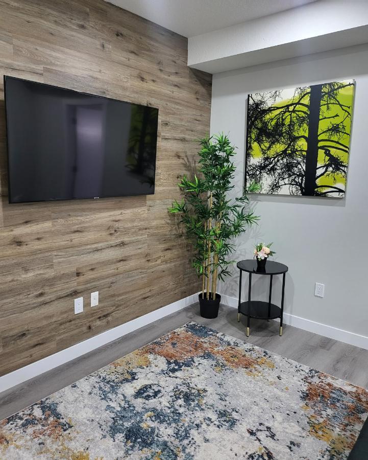 Luxury Suite In Calgary Nw ภายนอก รูปภาพ