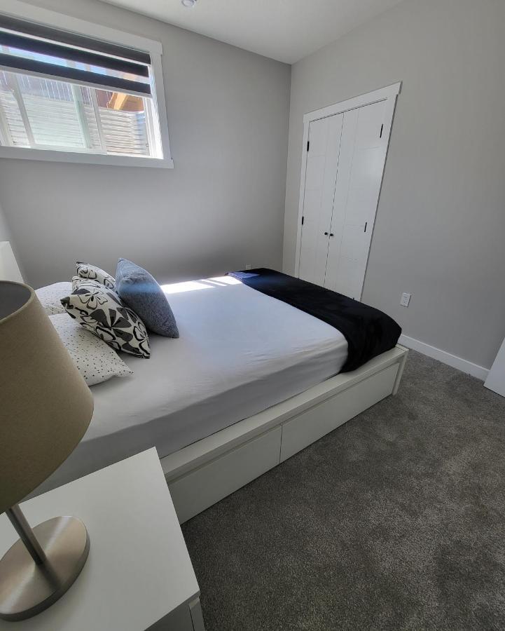 Luxury Suite In Calgary Nw ภายนอก รูปภาพ