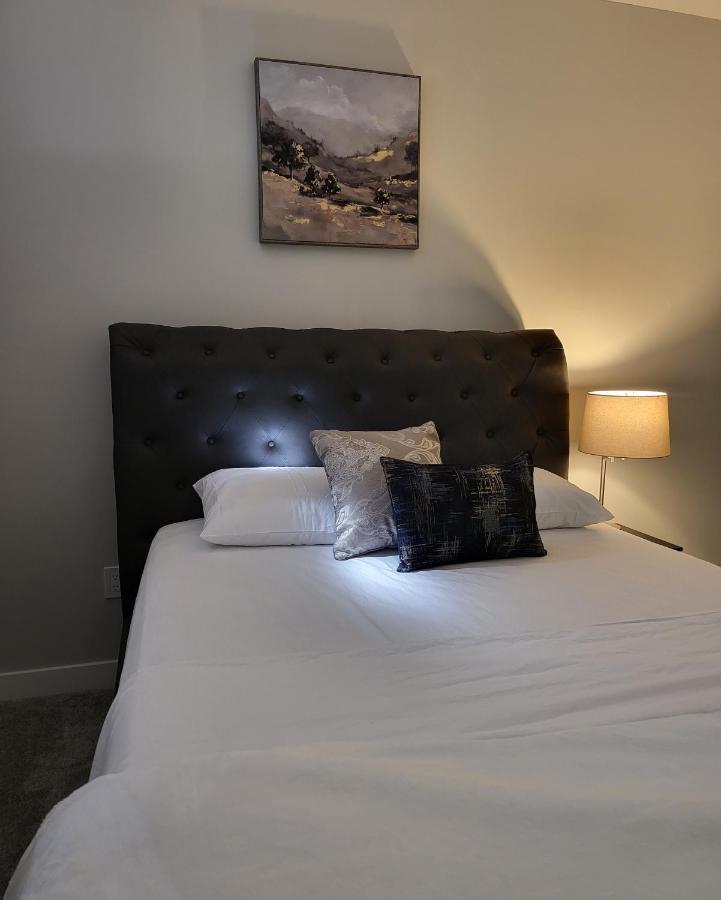 Luxury Suite In Calgary Nw ภายนอก รูปภาพ