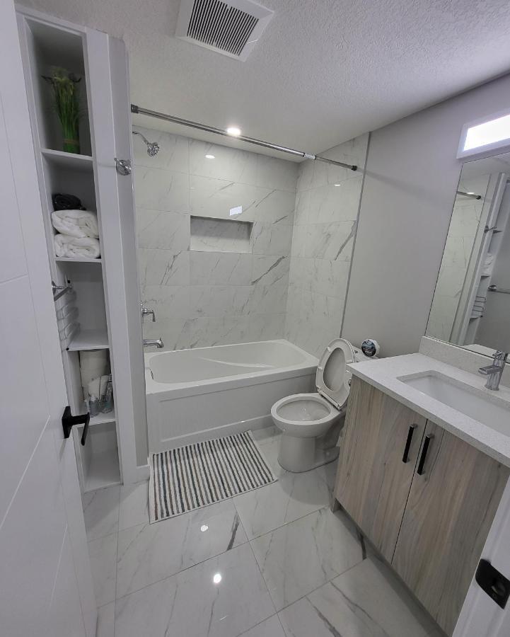 Luxury Suite In Calgary Nw ภายนอก รูปภาพ