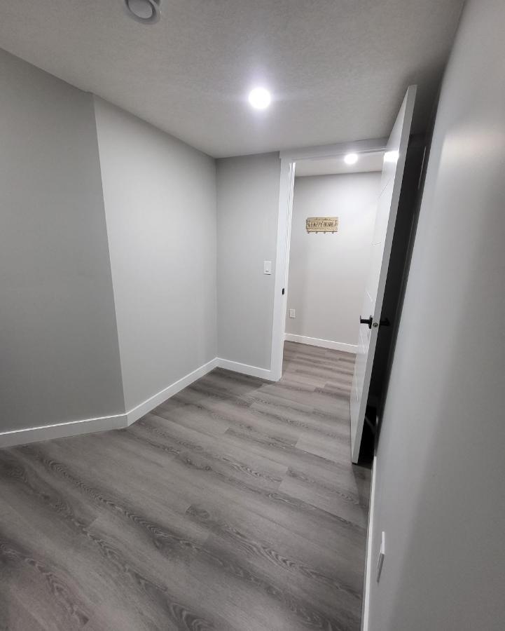 Luxury Suite In Calgary Nw ภายนอก รูปภาพ