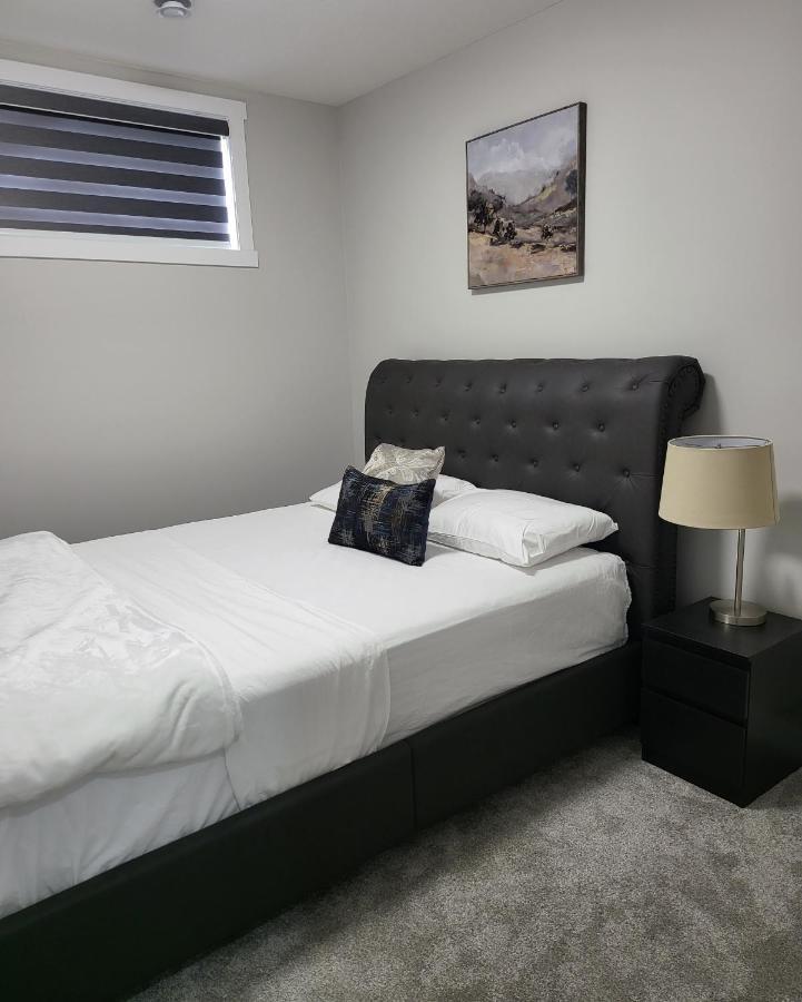Luxury Suite In Calgary Nw ภายนอก รูปภาพ