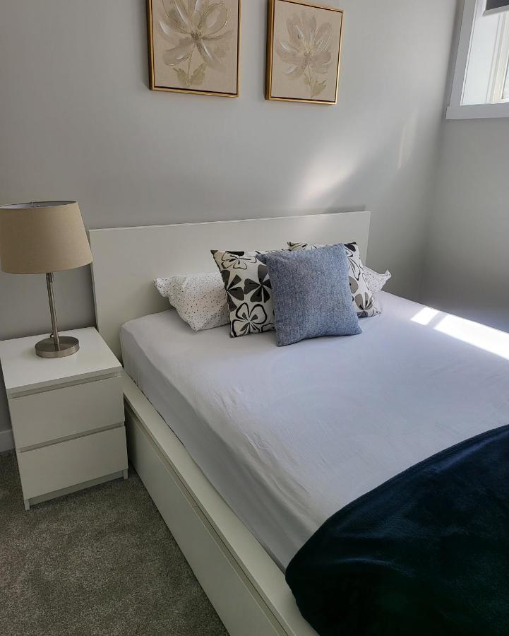 Luxury Suite In Calgary Nw ภายนอก รูปภาพ