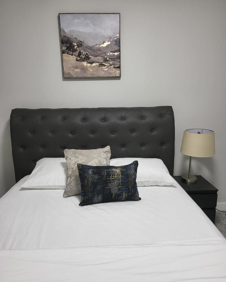Luxury Suite In Calgary Nw ภายนอก รูปภาพ