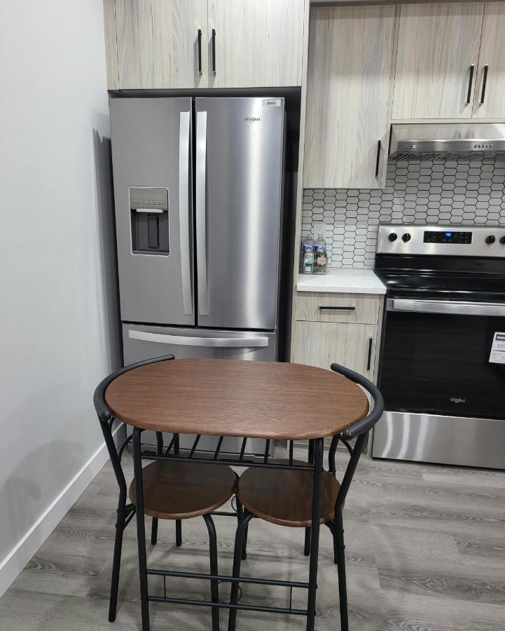 Luxury Suite In Calgary Nw ภายนอก รูปภาพ