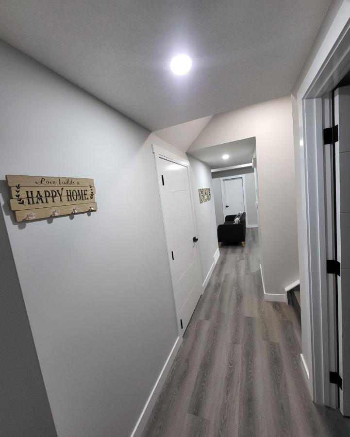 Luxury Suite In Calgary Nw ภายนอก รูปภาพ