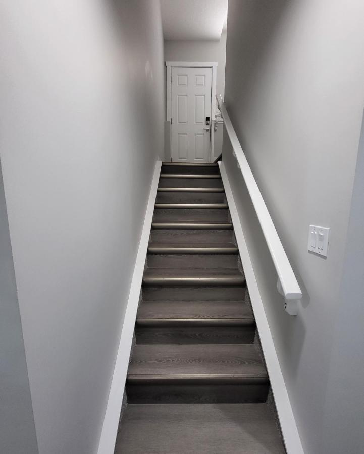 Luxury Suite In Calgary Nw ภายนอก รูปภาพ